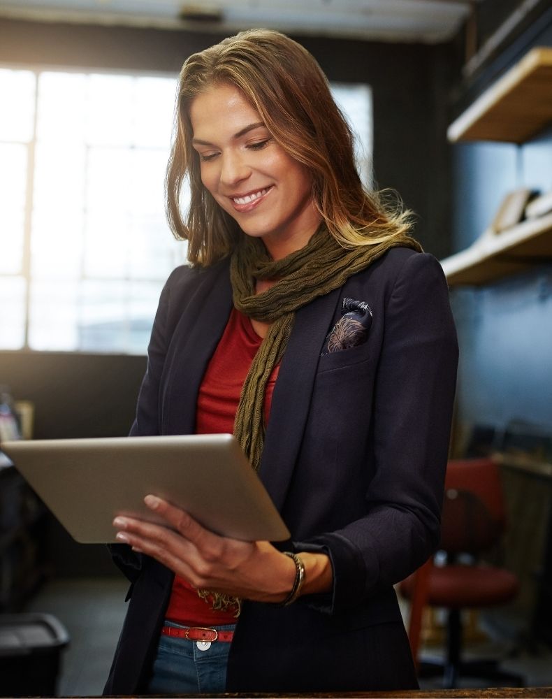 Une femme avec une tablette